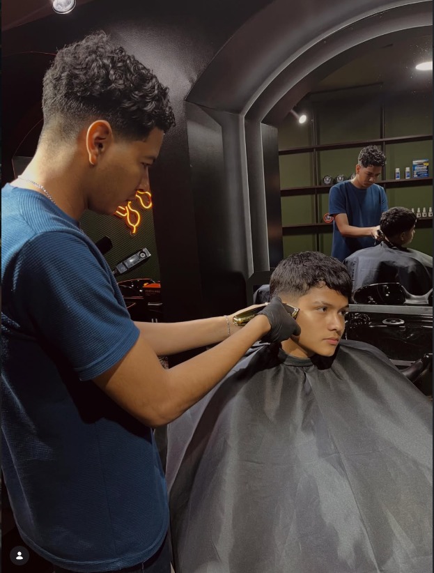 Barbero atendiendo cliente